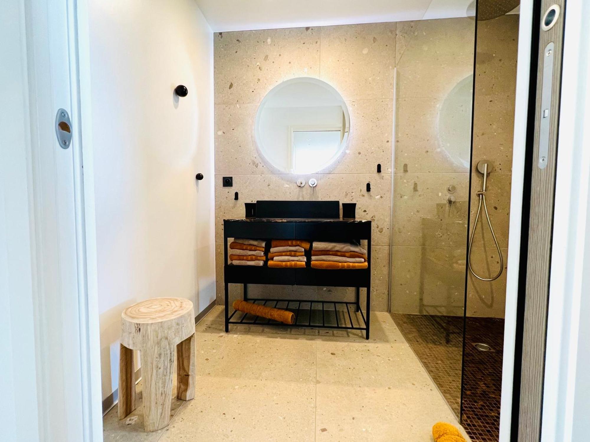 Appartement T3 Lumineux Traversant Totalement Neuf En Face De La Plage Front De Mer Vue Sur Les Iles Vue Mer Panoramique Assuree Residence De La Plage Centre Ville Du Lavandou 3Eme Etage Avec Ascenseur Appartement T3 르 라방두 외부 사진