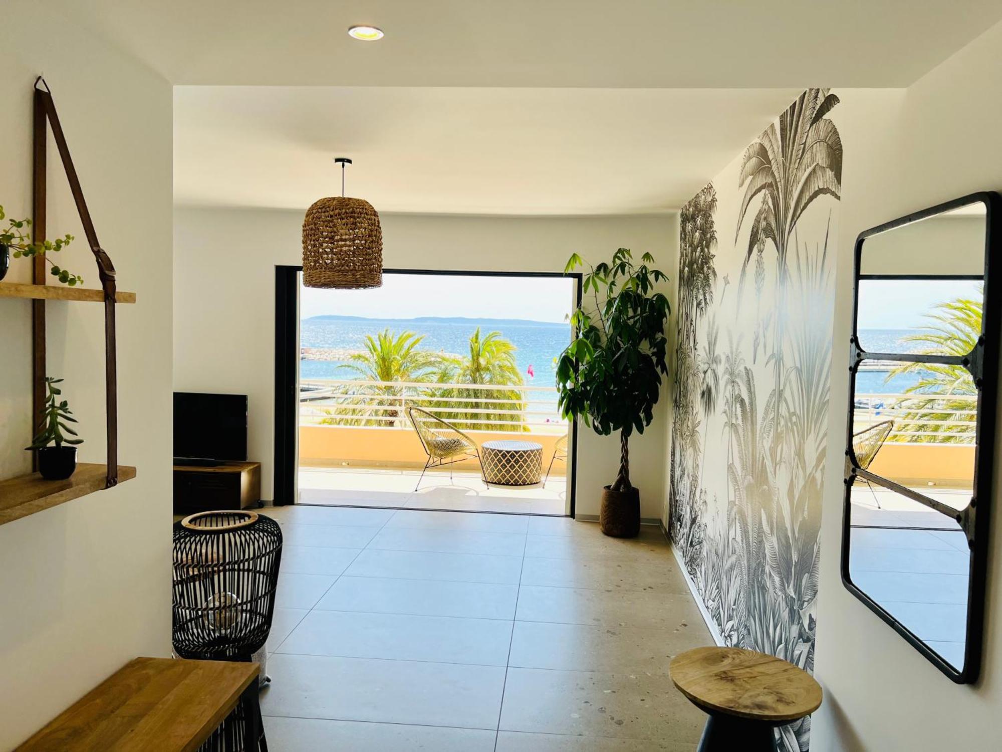Appartement T3 Lumineux Traversant Totalement Neuf En Face De La Plage Front De Mer Vue Sur Les Iles Vue Mer Panoramique Assuree Residence De La Plage Centre Ville Du Lavandou 3Eme Etage Avec Ascenseur Appartement T3 르 라방두 외부 사진
