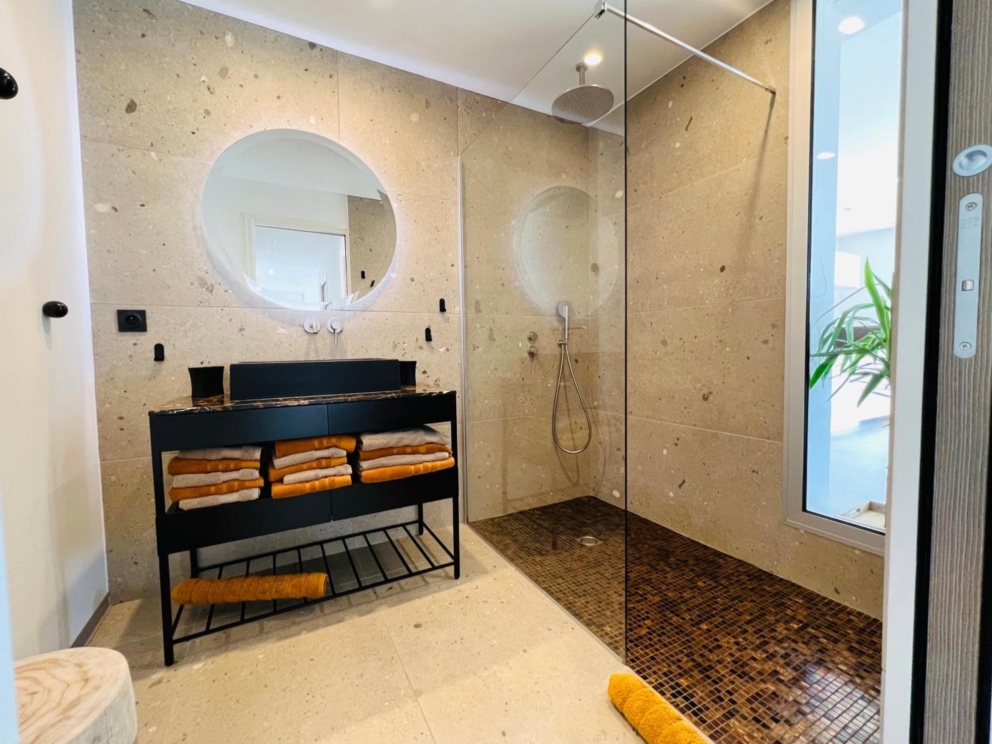 Appartement T3 Lumineux Traversant Totalement Neuf En Face De La Plage Front De Mer Vue Sur Les Iles Vue Mer Panoramique Assuree Residence De La Plage Centre Ville Du Lavandou 3Eme Etage Avec Ascenseur Appartement T3 르 라방두 외부 사진