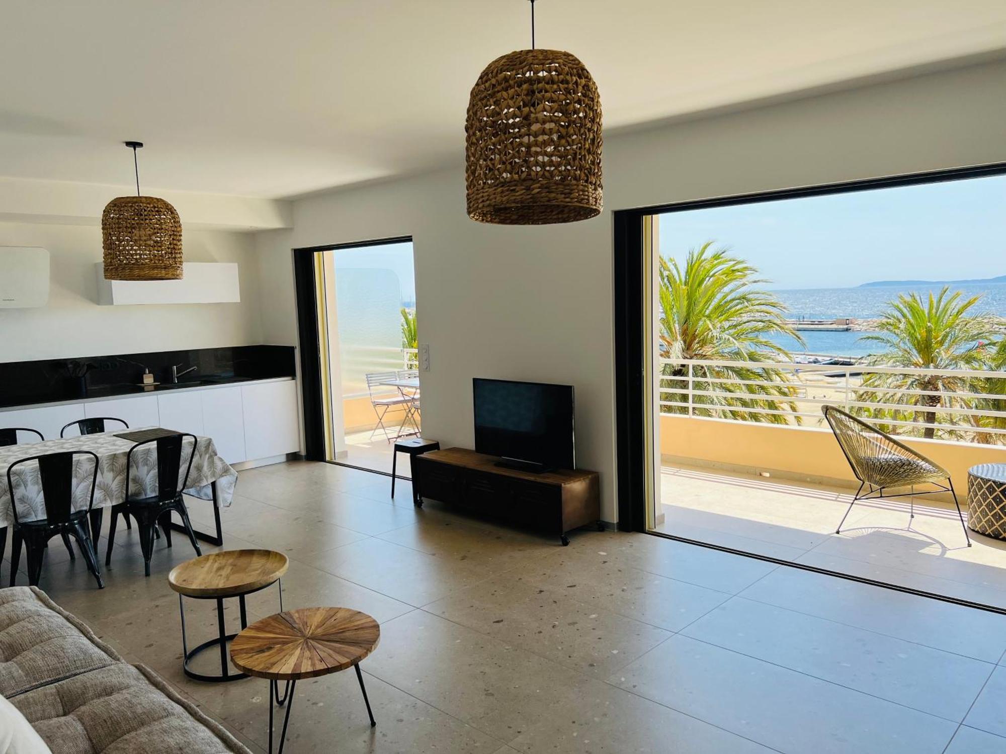 Appartement T3 Lumineux Traversant Totalement Neuf En Face De La Plage Front De Mer Vue Sur Les Iles Vue Mer Panoramique Assuree Residence De La Plage Centre Ville Du Lavandou 3Eme Etage Avec Ascenseur Appartement T3 르 라방두 외부 사진